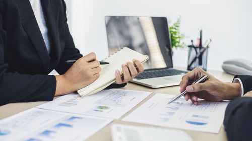 Nyakunkon a bértranszparencia: így kell felkészülnie a cégeknek